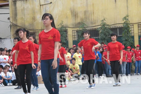 Với điệu nhảy nổi tiếng gangnam style, những cô gái nhỏ nhắn đến từ khoa Di sản văn hóa gây bất ngờ, hấp dẫn đối với khán giả.