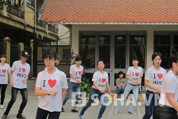 Sinh viên ĐH Văn hóa nhảy flashmod đầy “nóng bỏng”