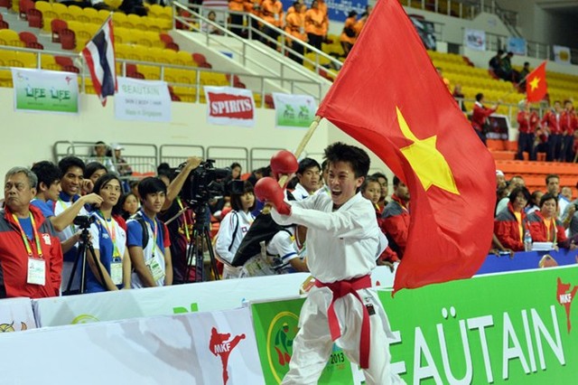 
	Nguyệt Ánh cầm giơ cao ngọn cờ Việt Nam sau khi giành chiến thắng
