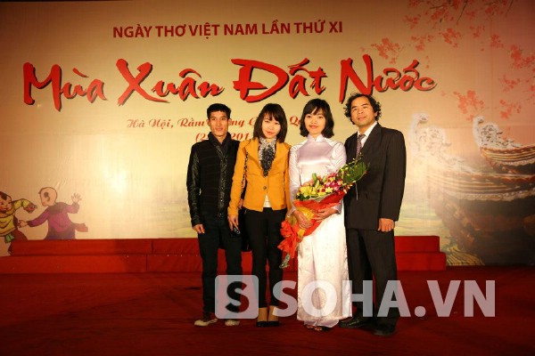 Nguyễn Thị Kim Nhung (thứ 2 từ trái sang) giành giải Nhì Sáng tác thơ tại Hội thơ 2013, chụp ảnh cùng TS Văn Giá.