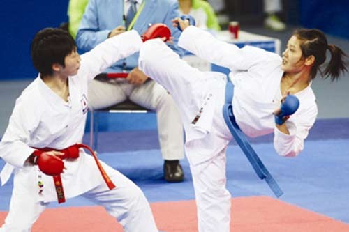  	Lê Bích Phương (phải) không thể bảo vệ chức vô địch SEA Games.