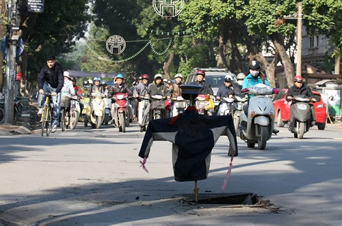 
	"Đừng động vào tôi!"