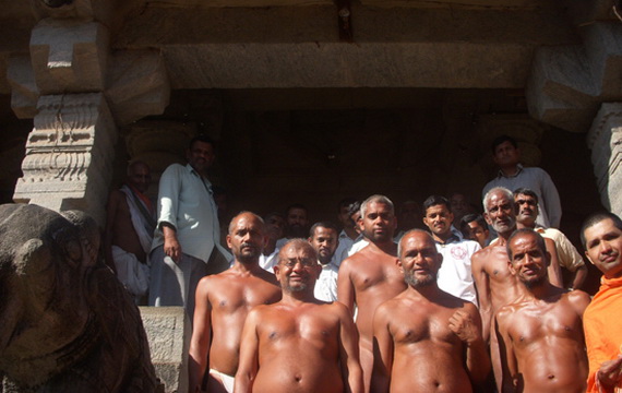 Đỏ mặt với giáo phái "khỏa thân" ở Ấn Độ