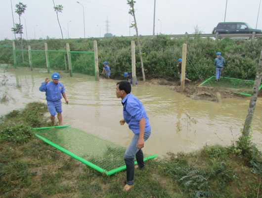 các công nhân đang gấp rút việc khắc phục đường ống. (Ảnh: KTĐT)