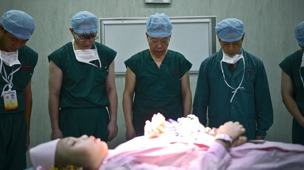 Ông Huang Jiefu cúi chào một người hiến tạng vừa qua đời ở bệnh viện thuộc tỉnh Quảng Đông - Ảnh: Reuters