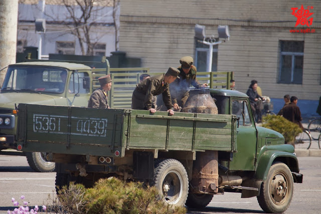  	Tại nhiều vùng nông thôn Triều Tiên, ô tô chạy bằng củi đã được coi là một phương tiện giao thông cao cấp đối với người dân. Loại ô tô này chủ yếu được quân đội địa phương sử dụng để đi lại.