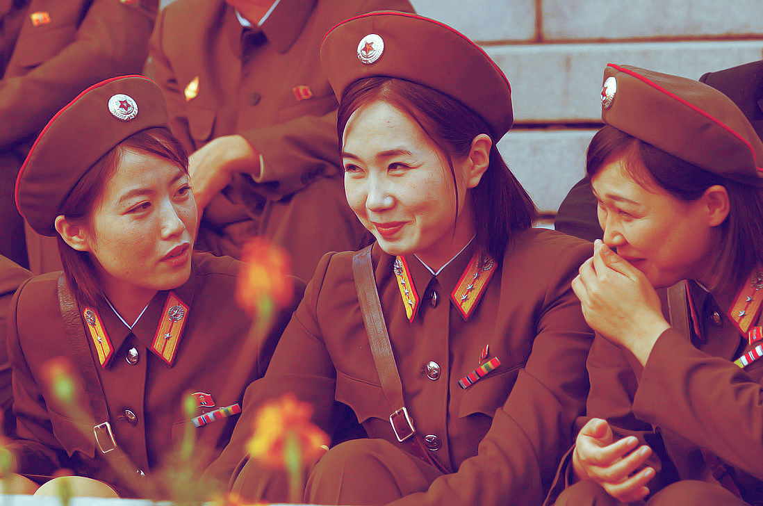 
	Những nữ quân nhân xinh đẹp.