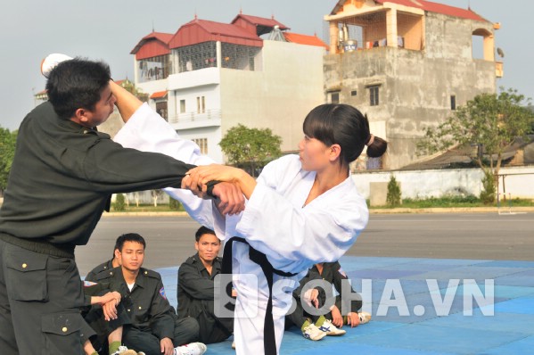 Thiếu úy Nguyễn Thị Hà trong một tiết dạy trên thao trường.