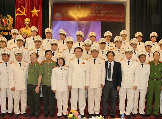 	Các đồng chí đại biểu, lãnh đạo Bộ Công an cùng các đồng chí được thăng cấp bậc hàm cấp Tướng CAND năm 2012.