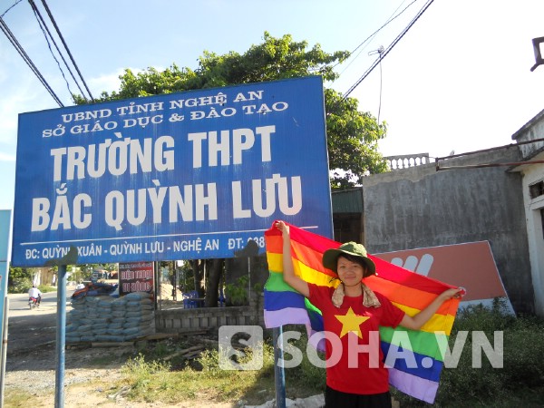 Cô gái nhỏ nhắn đi qua hơn 20 tỉnh với là cờ cầu vồng biểu tượng cho người LGBT.