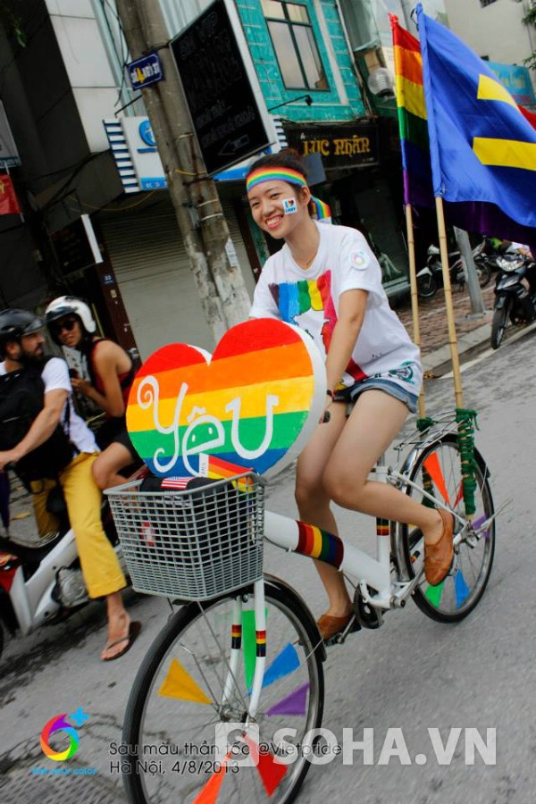 Oanh tham gia đạp xe trong chương trình Viet Pride 2013 gần đây tại Hà Nội.