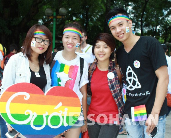 Vũ Kiều Oanh (thứ 2 từ trái sang) còn tham gia nhiều sự kiện để ủng hộ người đồng tính.