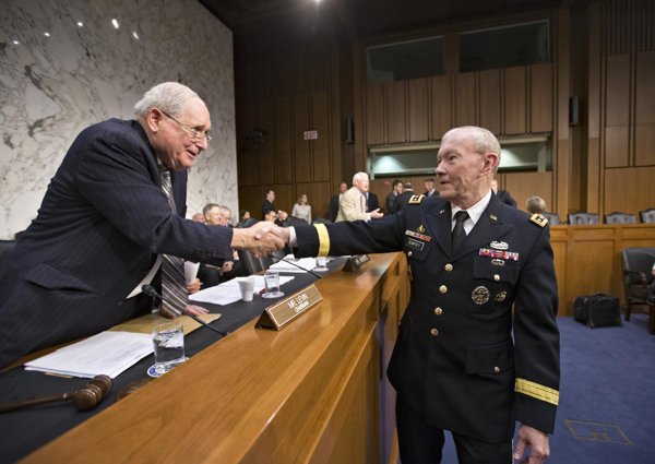 
	Chủ tịch Ủy ban quân lực Thượng viện Mỹ Carl Levin (trái).