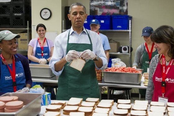  	 Gương mặt người đàn ông quyền lực nhất thế giới lộ rõ vẻ mãn nguyện sau khi đặt một chiếc bánh sandwich vào túi nilon. Đây là những chiếc bánh dành cho các công chức tình nguyện đi làm trong khoảng thời gian chính phủ ngừng hoạt động. Ảnh: New York Magazine.
