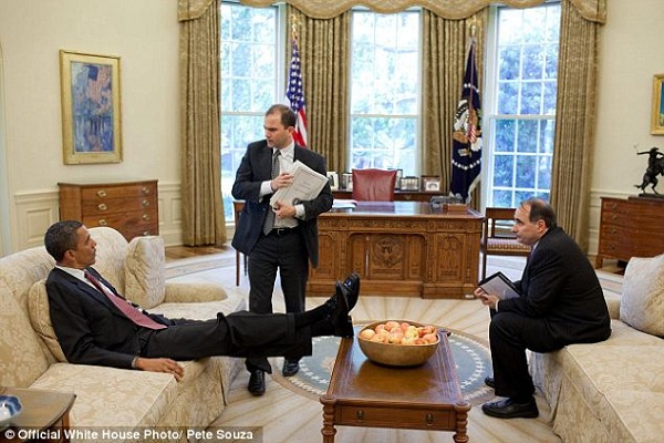 
	Tổng thống Obama trò chuyện với các cố vấn trong Phòng Bầu Dục vào tháng 5/2010.