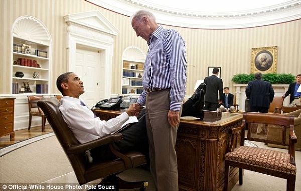 
	Tổng thống Obama bắt tay với một cố vấn của mình.