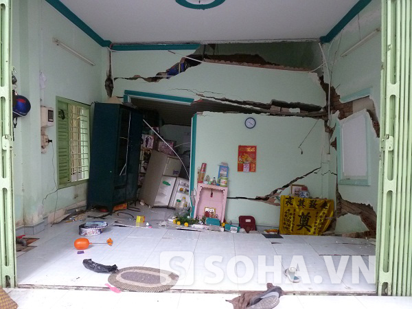 TP.HCM: Một căn nhà bị sụt lún, hàng chục người dân sơ tán