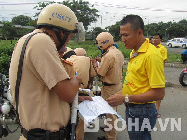 Lực lượng CSGT tiến hành lập biên bản xử phạt