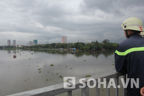 Lực lượng cứu hộ tìm kiếm thi thể nạn nhân