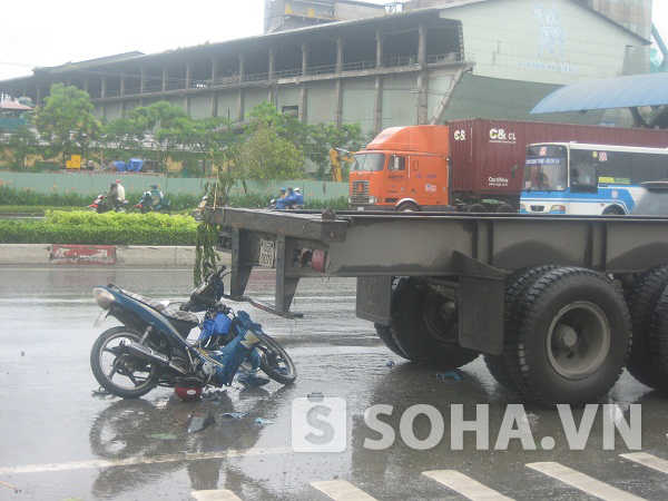 Hiện trường vụ tai nạn trên xa lộ Hà Nội làm 1 người bị thương nặng