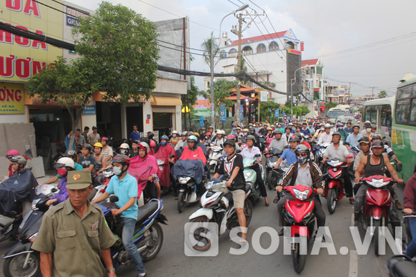 Sự cố trên khiến giao thông qua khu vực này ùn tắc nghiêm trọng