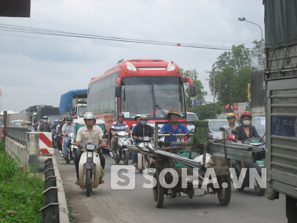 Sự cố trên khiến giao thông qua khu vực này ùn tắc kéo dài