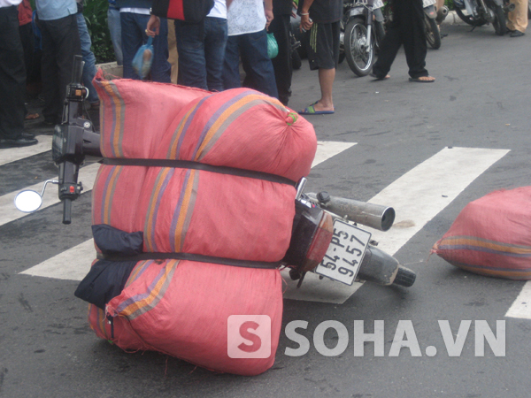 Những bao tải hàng bị thu giữ được nghi là hàng lậu