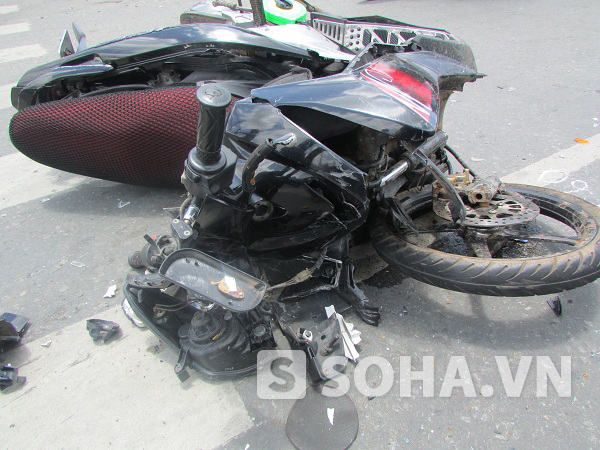 Chiếc xe máy của nạn nhân bị hư hỏng nặng