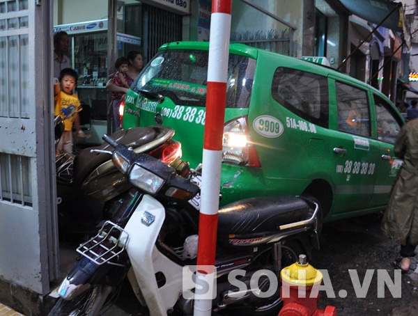 Chiếc taxi đâm hàng loạt phương tiện sau khi bị đánh ngất xỉu