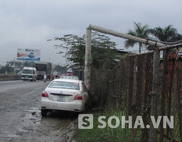 Hiện trường vụ taxi đâm gãy cột điện trên quốc lộ 1A