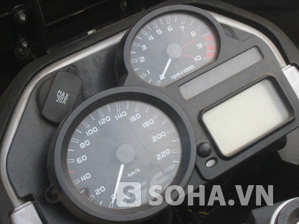 Xe có phân khối 1.200cc, vận tốc 220km/giờ