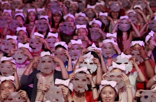  	1.213 người ở Đài Loan lập kỷ lục Guinness bằng cách đắp mặt nạ cùng một thời điểm trong 10 phút.
