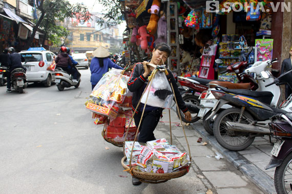 Những ngày này, nhiều người gánh vàng mã, đồ lễ cúng ông Công, ông Táo đi khắp các ngõ, phố Hà Nội.