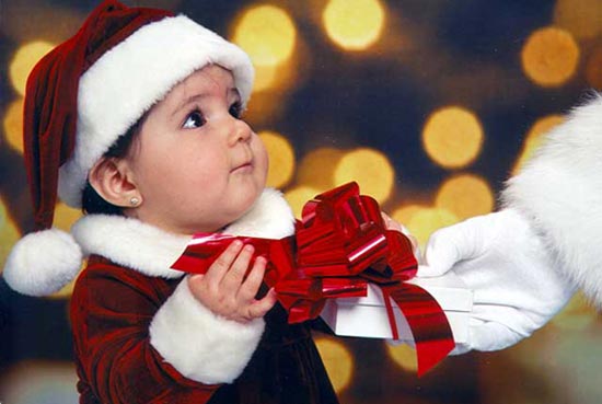 
	Niềm vui trong mắt trẻ thơ khi được nhận từ ông già Noel món quà đêm Giáng sinh. (Ảnh minh họa)