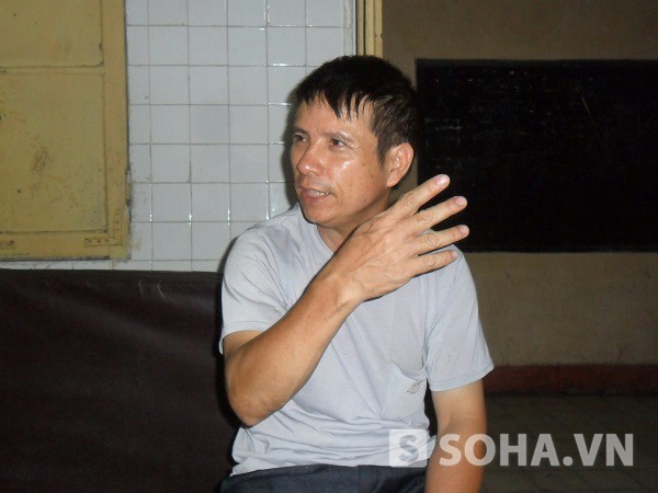 Ông Nguyễn Văn Nam, bố đẻ của Tuân trao đổi với PV.