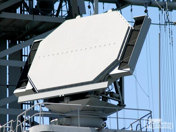 Cận cảnh radar quét mạng pha điện tử chủ động AESA OPS-24 trên tàu khu trục Murasame.