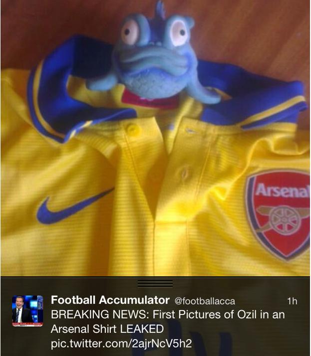 
	Arsenal quảng cáo áo đấu của Ozil