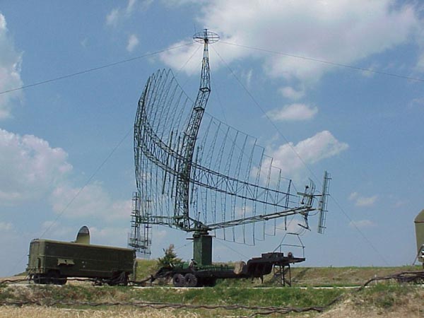 Radar trinh sát tầm xa 2 tham số P-14, radar này có phạm vi trinh sát tới 400km, tầm cao 33km.