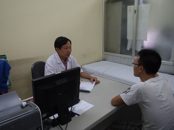 	Tiến sĩ, bác sĩ Nguyễn Quang đang tư vấn cho bệnh nhân.