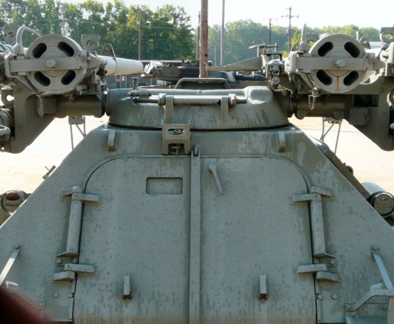	Về kết cấu của pháo, M50 bao gồm động cơ nằm ở góc phái phía trước xe, bên cạnh là vị trí của lái xe, ở giữa của xe là vị trí của xạ thủ và người nạp đạn của xe ngồi ở sau cùng.