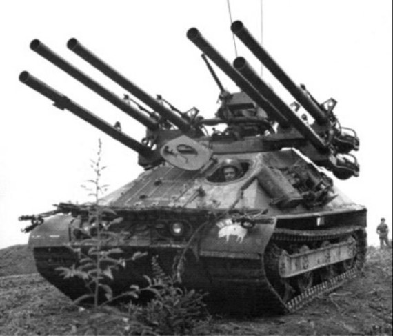 	Hỏa lực mạnh mẽ của loại pháo tự hành này đã được chứng minh trong chiến tranh Việt Nam, tuy nhiên Ontos có hạn chế là việc nạp đạn phải được thực hiện ở bên ngoài xe và cơ số đạn trên xe không nhiều, chỉ 18 viên với 6 viên trong các khẩu pháo, 8 viên trong các khoang chứa bên dưới cửa ra vào sau xe và 4 viên ở bên trong xe.