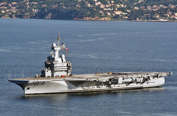 Cùng với Mỹ, tàu sân bay hạt nhân Charles de Gaulle của Pháp đã sẵn sàng hoạt động sau khi hoàn thành tân trang vài tuần trước. Các quan chức cho biết tàu này hiện neo đậu tại cảng Toulon ở Địa Trung Hải.
