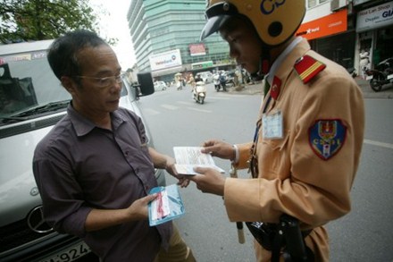 
	Đội CSGT số 1 khu vực quận Hoàn Kiếm kiểm tra phương tiện vi phạm giao thông trên phố Lê Duẩn (Hà Nội). Ảnh: Kỳ Anh
