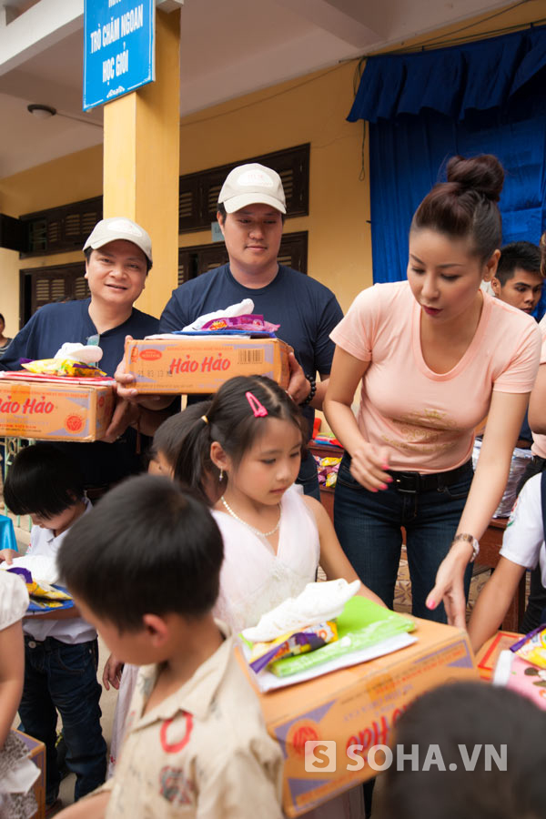 
	Hà Kiều Anh giản dị trong trang phục áo thun, quần jean đi trao quà cho các em học sinh ở Mai Châu.