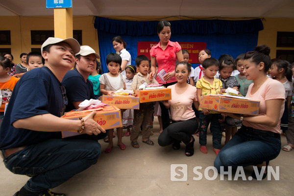 
	Thuý Nga và Hoa hậu Hà Kiều Anh phát quà cho các em học sinh ở xã Phúc Sạn, Mai Châu.