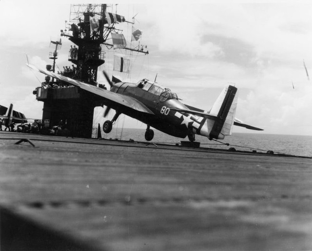  	Với vỏ giáp khá nặng và các thùng nhiên liệu tự hàn kín, khung máy bay của Grumman có thể sống sót cao hơn đối thủ Nhật nhẹ cân và không được bọc giáp.