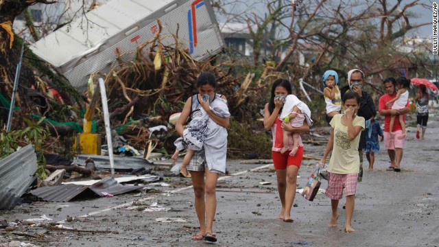 
	Những thi thể nạn nhân thiệt mạng nằm la liệt trên đường phố nhiều ngày sau khi siêu bão Haiyan quét qua đã bốc lên mùi khó chịu, khiến không khí ở các thành phố bị thiệt hại càng thêm ảm đạm, tang thương.