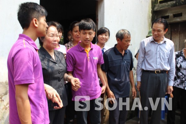 Phó Chủ tịch nước Nguyễn Thị Doan động viên em Tiến và em song sinh Tiền tại nhà hai em ở thôn Động Phí, xã Phương Tú sáng nay.