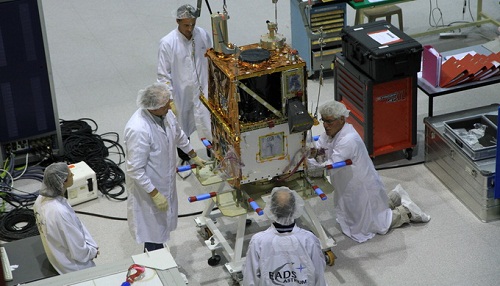 
	Quá trình lắp ráp vệ tinh VNREDSat-1 tại xưởng chế tạo (Ảnh Ban quản lý dự án vệ tinh nhỏ- Viện Hàn lâm Khoa học và công nghệ Việt Nam cung cấp)
