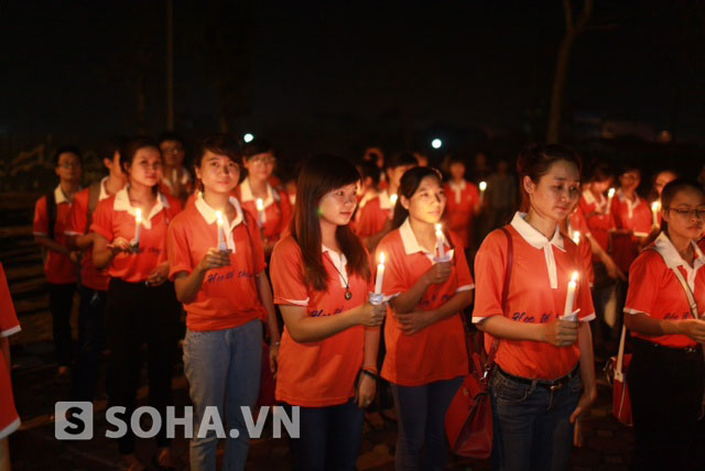 	19h, sân trường Đại Nam rực sáng bởi hàng nghìn ngọn nến lung linh trên	tay những sinh viên của trường. Giọng nói run run đầy xúc động, đôi mắt	long lanh hướng về phía hội trường nơi các bạn sinh viên khác đang thắp	nến theo tên Đại tướng Võ Nguyên Giáp.